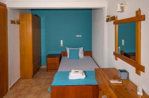 Double room with attached bathroom - The single room at the back